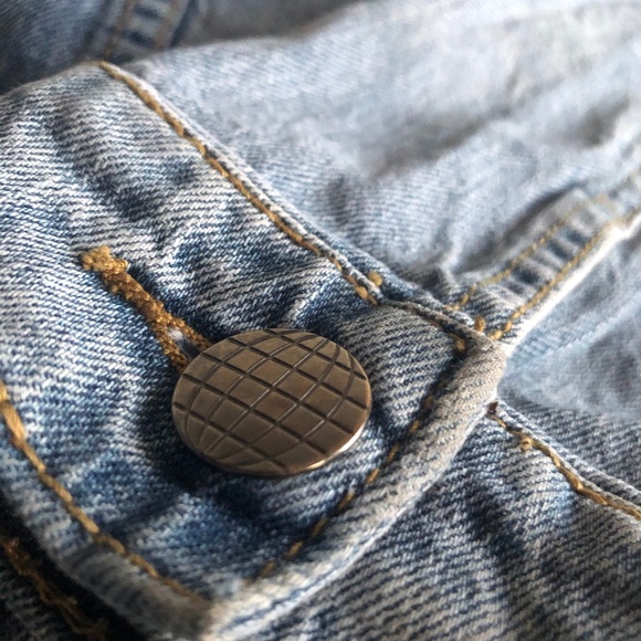 Light-wash Denim Jacket - Picture 3 of 3